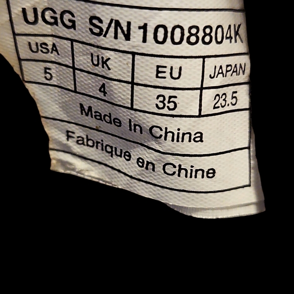 UGG White Label with Black Text Big Kids - Picture 5 of 6